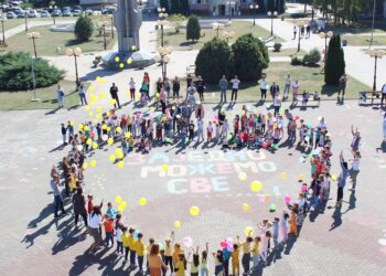 СА ГРАДСКОГ ТРГА МАЛИШАНИ ПУСТИЛИ БАЛОНЕ