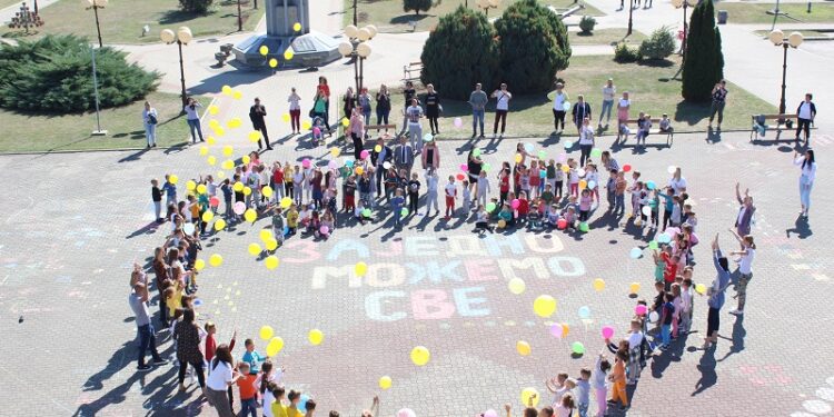 СА ГРАДСКОГ ТРГА МАЛИШАНИ ПУСТИЛИ БАЛОНЕ