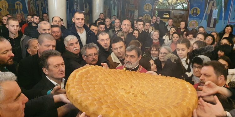 БОЖИЋНО ЈУТРО У УГЉЕВИКУ: Литургија и причест за најрадоснији хришћански празник