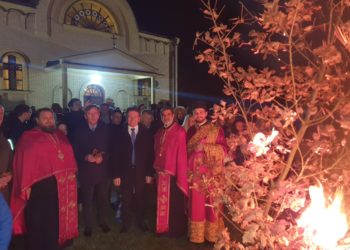 У ПОРТИ ХРАМА НАЛОЖЕН БАДЊАК