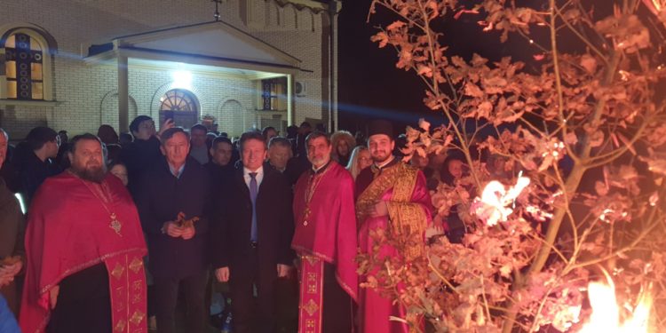 У ПОРТИ ХРАМА НАЛОЖЕН БАДЊАК