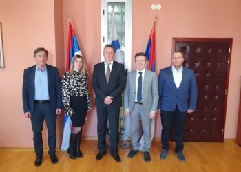 Начелник Угљевика даровао пензионисаног директора школе „О његовом успјеху свједоче генерације успјешних ученика“