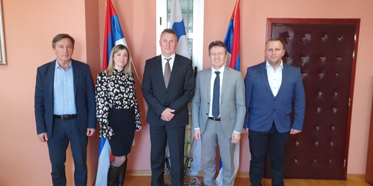 Начелник Угљевика даровао пензионисаног директора школе „О његовом успјеху свједоче генерације успјешних ученика“