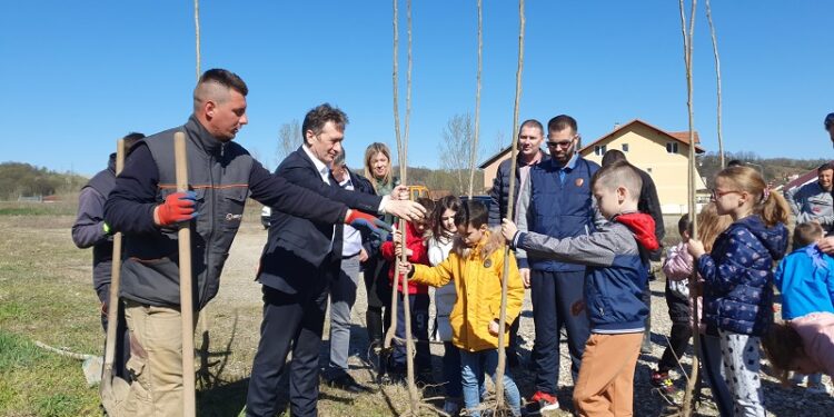 „Младе генерације заједно са природом“ Уз подршку општине Угљевик засађено 80 садница тополе