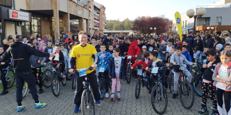 „Промоција здравог начина живота“ Рекретивна вожња бициклима и ролерима у Угљевику окупила више од 700 учесника