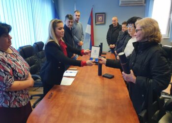 Породицама пет погинулих бораца ВРС постхумно уручене медаље заслуга за народ