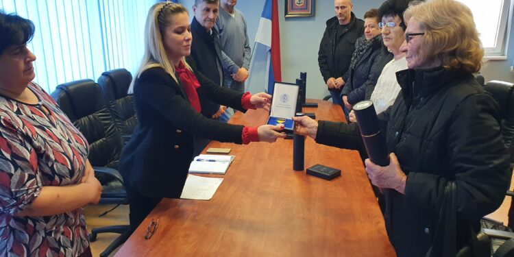 Породицама пет погинулих бораца ВРС постхумно уручене медаље заслуга за народ