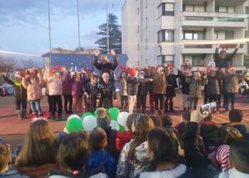 “РАДОСТ ЗИМСКЕ ЧАРОЛИЈЕ” Угљевичким малишанима локална управа поконима новогодишње пакетиће