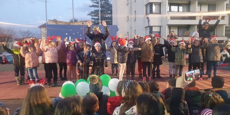 “РАДОСТ ЗИМСКЕ ЧАРОЛИЈЕ” Угљевичким малишанима локална управа поконима новогодишње пакетиће