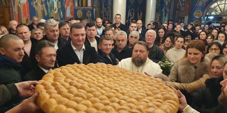 „Божић у Угљевику, лијеп, свечан и радостан“ Литургија и причест за најрадоснији празник