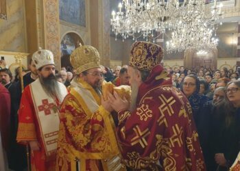 ЕПИСКОП ФОТИЈЕ МОЛИТВЕНО СА ВЈЕРНИЦИМА ПРОСЛАВИО КРСНУ СЛАВУ: ПОЗВАО ЉУДЕ ДА СЕ МОЛЕ ДА КОСОВО ОСТАНЕ СРПСКО