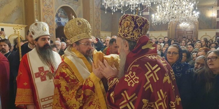 ЕПИСКОП ФОТИЈЕ МОЛИТВЕНО СА ВЈЕРНИЦИМА ПРОСЛАВИО КРСНУ СЛАВУ: ПОЗВАО ЉУДЕ ДА СЕ МОЛЕ ДА КОСОВО ОСТАНЕ СРПСКО