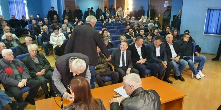 У Угљевику подијељено по 150 KМ породицама погинулих бораца и ратним војним инвалидима поводом Божића