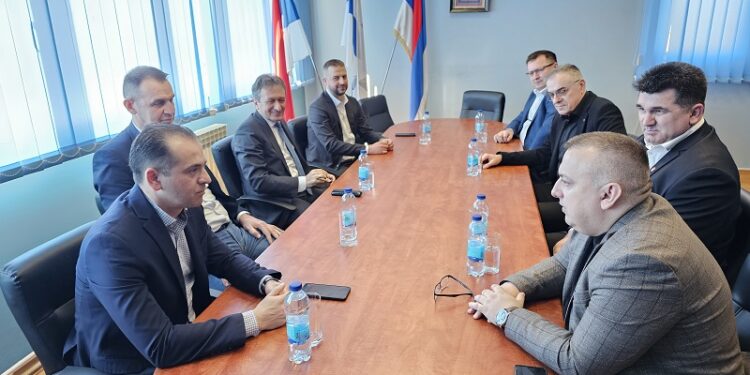 „Увијек на вези“ Начелници СДС-а регије Подмајевице, Мајевице, Посавине и из Теслића у посјети Угљевику