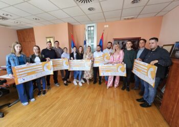 Нови пројекти за младе у Угљевику: Потписани уговори за реализацију шест пројеката Омладинке банке