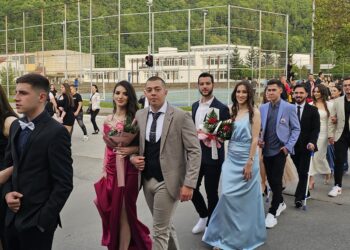 “Младост и љепота” Угљевички матуранти продефиловали градским улицама
