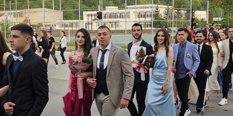 “Младост и љепота” Угљевички матуранти продефиловали градским улицама