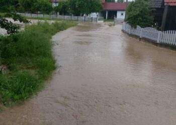 Поплављена три домаћинства, локални путеви и пољопривредно земљиште