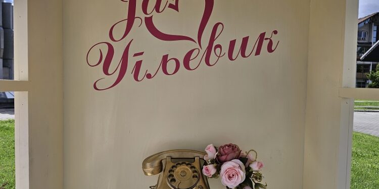 Угљевик добио селфи мјесто: Наташа Ђукић израдила реплику телефонске говорнице