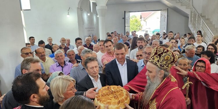 Епископ Фотије у Угљевику: Српску покушавају да уздрмају политички и правно