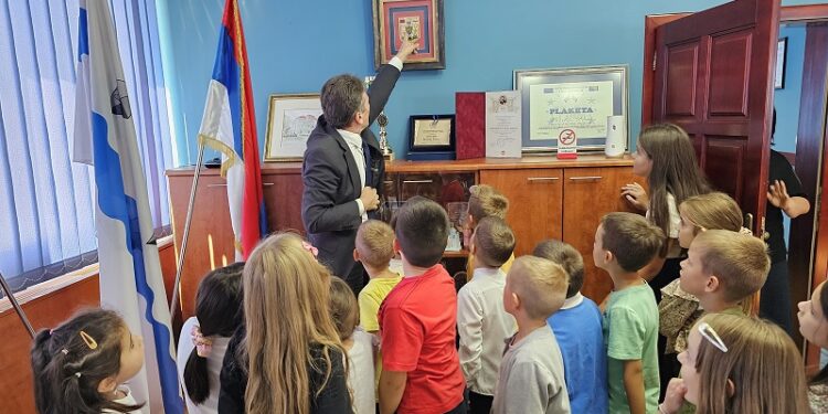 Ђаци прваци у Општинској управи Угљевика: Најдражи гости