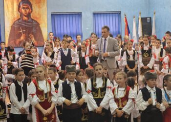 Чувају традицију, културу и обичаје: У Угљевику одржана смотра Дјечијег фолклора 