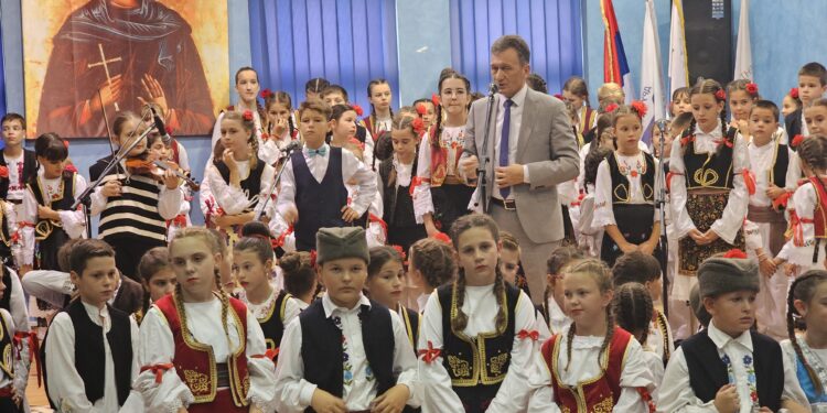 Чувају традицију, културу и обичаје: У Угљевику одржана смотра Дјечијег фолклора 