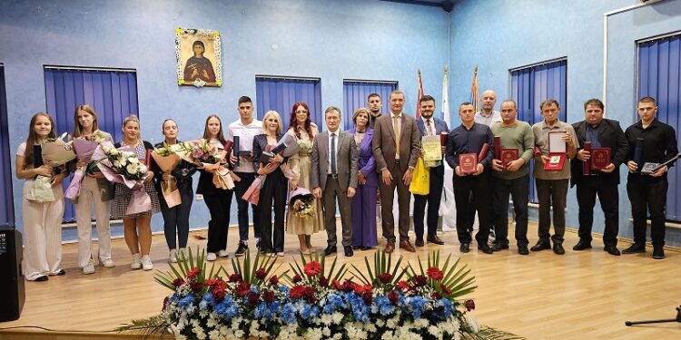 ЗАВИЧАЈ ВУКУ НАПРИЈЕД: Награђени заслужни грађани општине Угљевик