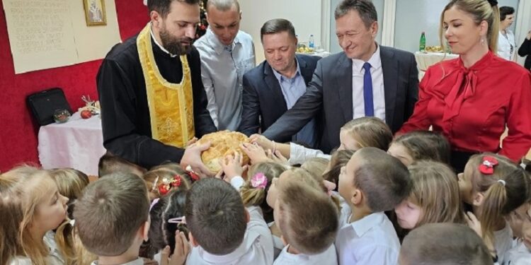 НАЈМЛАЂИ И НАЈБОЉИ ДОМАЋИНИ: Дјечији вртић “Душко Радовић” из Угљевика прославио Никољдан