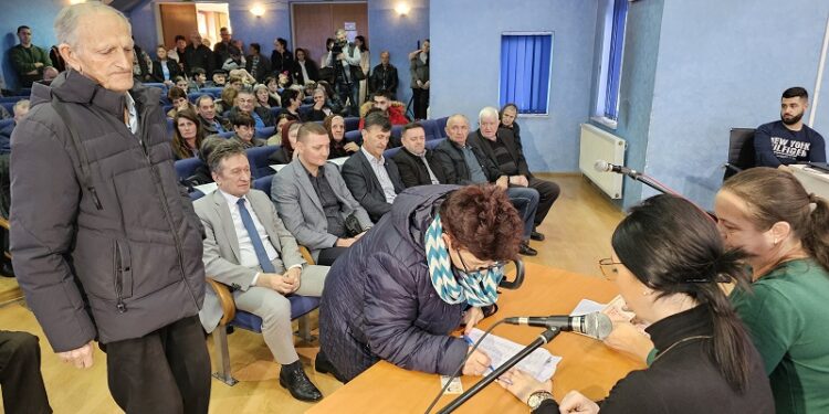 ДАР ЗА БОЖИЋ: У Угљевику подијељено по 150 КМ за 247 породица из борачке популације