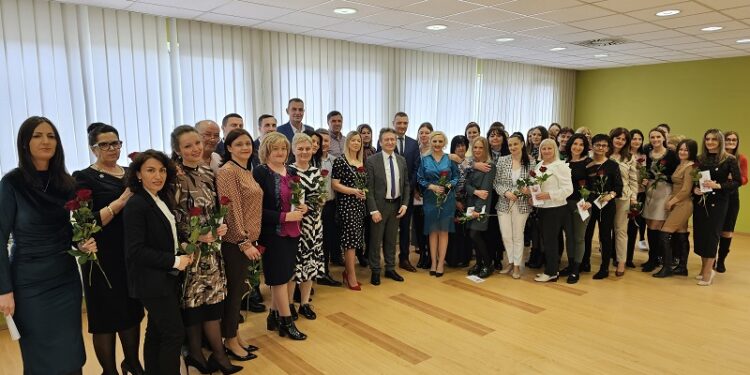 “Жене су драгоцјено и знање и ум” Осмомартовске честитке руководства општине Угљевик