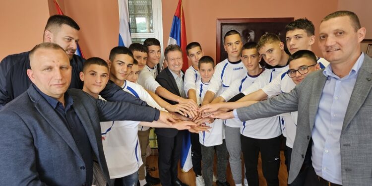 Начелник Перић даровао мале фудбалере-ШАМПИОНЕ РЕГИЈЕ: “ЈУРИШ” НА ВРХ РЕПУБЛИКЕ СРПСКЕ