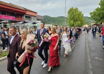 МЛАДОСТ И ЉЕПОТА УГЉЕВИКА: Матуранте град поздравио