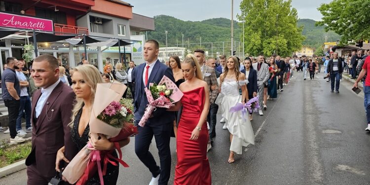 МЛАДОСТ И ЉЕПОТА УГЉЕВИКА: Матуранте град поздравио