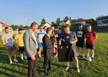 Угљевички начелник међу фудбалерима у Доњој Трнови:  ОПРЕМА „ОД ГЛАВЕ ДО ПЕТЕ“ 