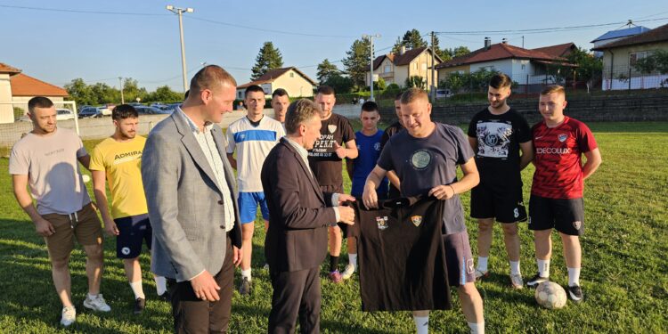 Угљевички начелник међу фудбалерима у Доњој Трнови:  ОПРЕМА „ОД ГЛАВЕ ДО ПЕТЕ“
