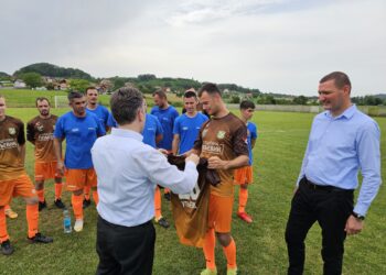 Угљевички начелник „поновио“ фудбалере ФК „Стријелац“ из Тутњевца: ИГРА ЖИВОТ УЉЕПШАВА
