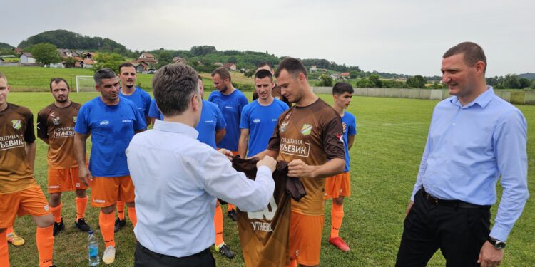 Угљевички начелник „поновио“ фудбалере ФК „Стријелац“ из Тутњевца: ИГРА ЖИВОТ УЉЕПШАВА