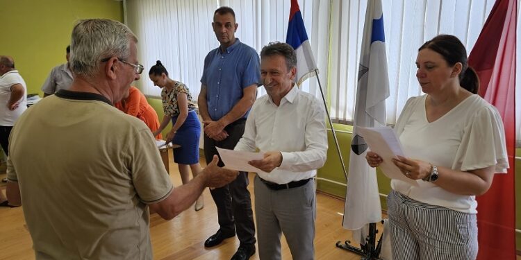 ЗНАЧАЈНА ПОДРШКА ПЧЕЛАРИМА: Општина Угљевик издвојила 46.000 КМ подстицаја за пчеларство