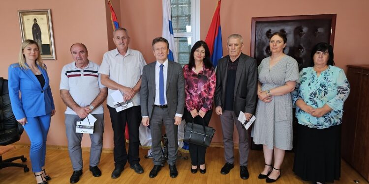 Дирљив гест начелника Угљевика: Просвјетари више од блага