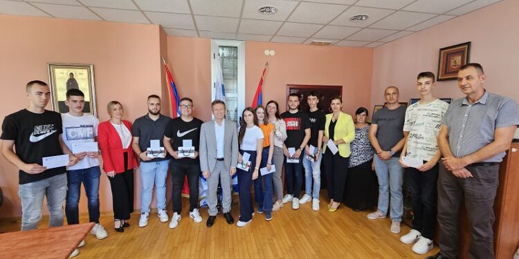 Начелник Угљевика наградио најбоље средњошколце: Препознат и вреднован марљив рад