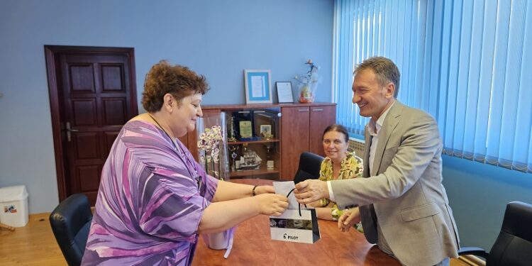 “Четири деценије показивала изузетну бригу и пажњу према ђацима” Начелник Угљевика организовао пријем за пензионисану професорицу Драгану Томић