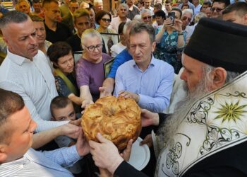 Митрополит Фотије са вјерним народом у Угљевик Селу: Слава храма и почаст јунацима