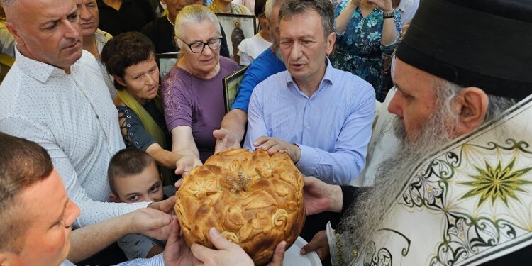 Митрополит Фотије са вјерним народом у Угљевик Селу: Слава храма и почаст јунацима