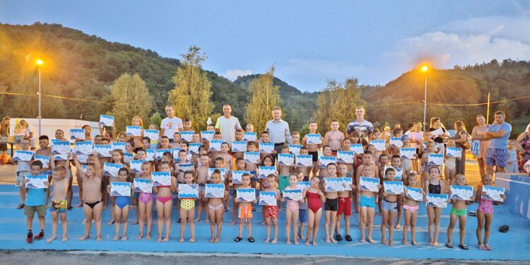 Бесплатна Школа пливања за најмлађе Угљевичане: Општина све финансирала