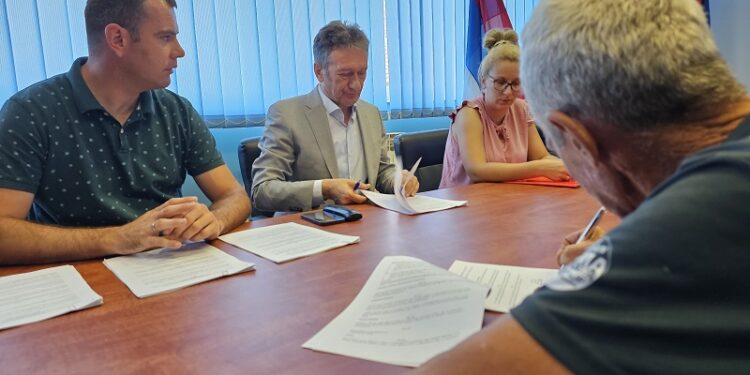 ПОДРШКА НАЧЕЛНИКА УГЉЕВИКА: Пољопривредницима 700.000 КМ из локалног буџета за инфраструктуру