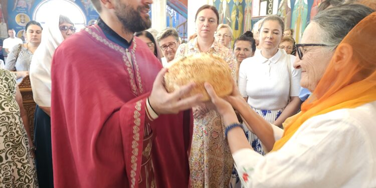 ПОМОЋ ПРУЖАЈУ С ЉУБАВЉУ: Угљевичко Коло српских сестара прославило крсну славу-Свету Марију Магладену