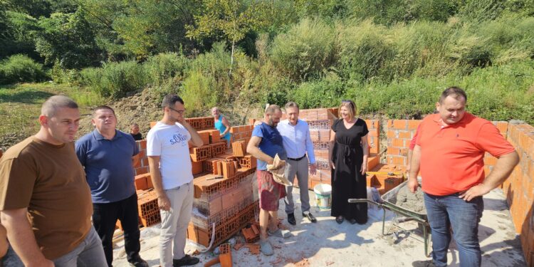 Цвјетко Ћирић донор бубрега добија кров над главом: Подршка општине Угљевик, Удружења жена „Рудар“ и људи добре воље