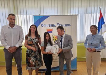 Подјела бесплатних нових књига основцима: УГЉЕВИК ОТИШАО КОРАК ДАЉЕ