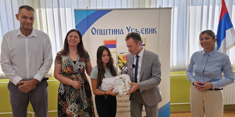 Подјела бесплатних нових књига основцима: УГЉЕВИК ОТИШАО КОРАК ДАЉЕ